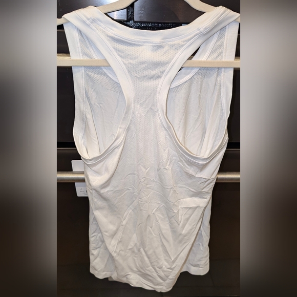 ATHLETA:MOMENTUM TANK - Picture 3 of 5